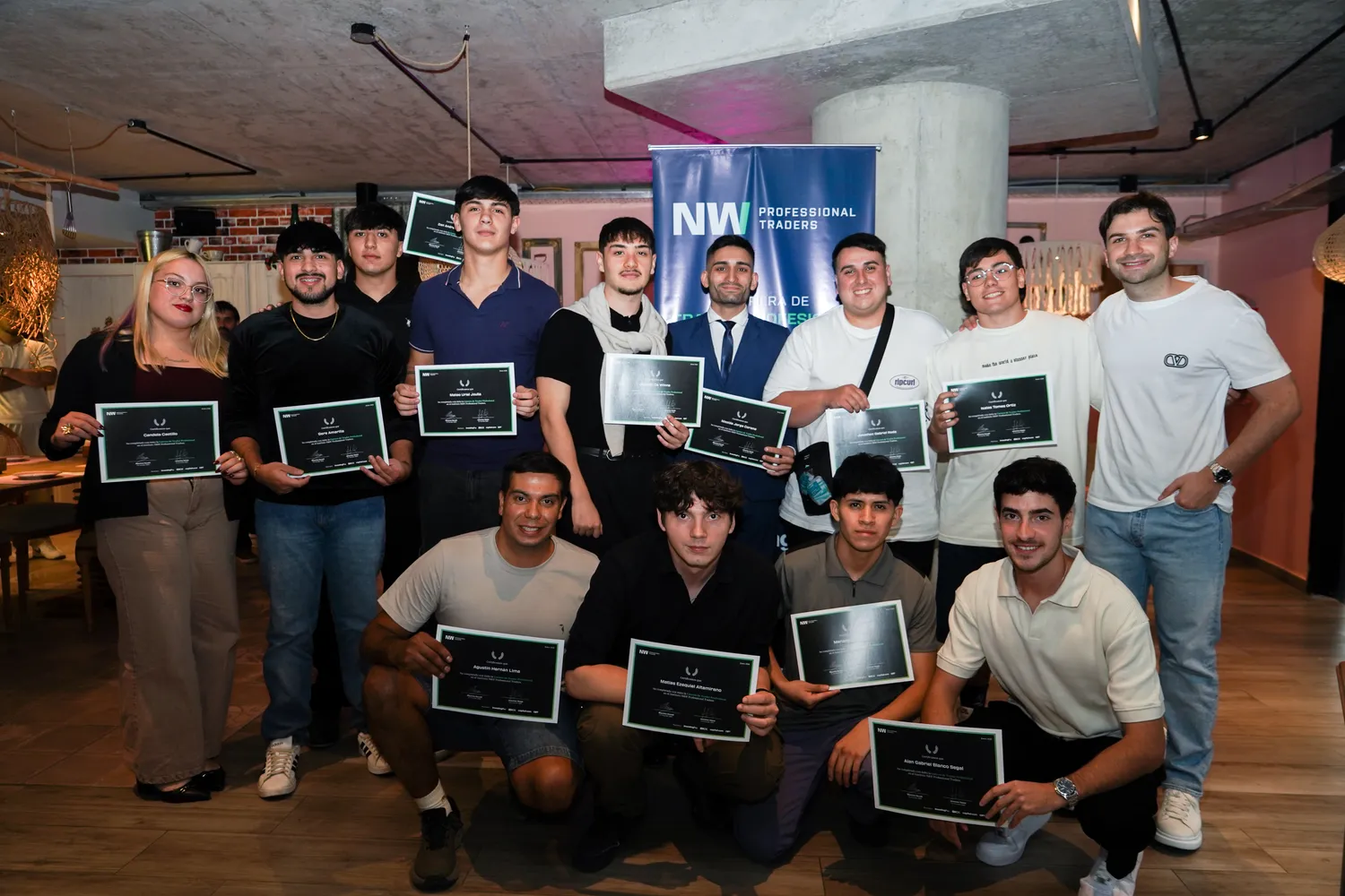 Meet & Greet de NW: alumnos con sus certificados